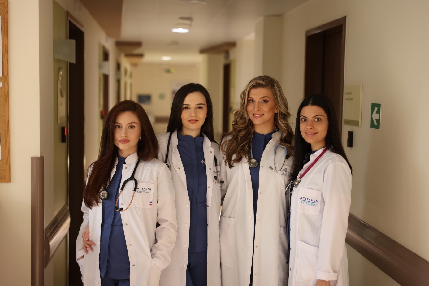 Лекарите от екипа на MeonaMed в коридора на клиниката